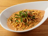 卵を練りこんだ細くてのど越しの良い麺に、生ウニをたっぷりと使った濃厚なソースがよく絡みます。リピーターのお客様も数多くいる、【PEPE ROSSO】人気のパスタです。