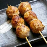 プチトマトを豚バラで巻いて焼いています。