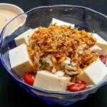 お豆腐の上にたっぷりのお野菜と朝引きの新鮮なササミが入ったゴマドレのサラダ。