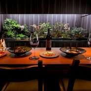 オーナー一番のこだわりは雰囲気です。いらっしゃるお客様が心地良い時間を過ごして頂けるよう、お客様に合った距離感で接客させて頂きます。2人だけの特別な時間をお手伝いできれば幸いです。