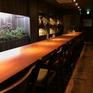 非日常的な空間を求める方にオススメです。都心にありながら庭園を眺めてお酒や料理が楽しめます。
予約を頂いた方にのみその日の暗証番号を教える完全予約制バー。
当日や直前でも席が空いていればご案内できます。