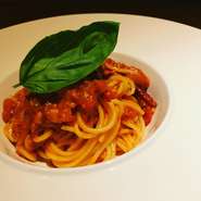 バーとはいえ食事にもこだわります。
グルテンフリーの生パスタはオイル系、クリーム系、トマトソース系、和風と選択肢もたくさん。カレーやリゾットまであります。仕事帰りにかる食事がてら寄れる隠れ家です。