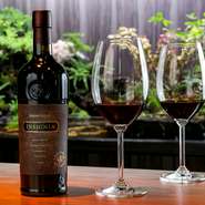 ナパで初めてボルドースタイルのカベルネ・ソーヴィニヨンを造ったというジョセフ・フェルペス。マスターが彼のフラッグシップボトル『INSIGNIA』ファンなので、店では、ジョセフの手掛けたワインのみ揃えています。