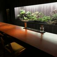 バックバーに設えた庭はもとより、樹齢100年を超える木を使ったカウンターの木目も、自然の美しさを感じさせます。自然の美を生かすことで、センスの良さと温かみを感じさせる店内になっています。