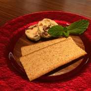 自称日本一レーズンバターが好きなマスターが自身の好みの味で仕上げた逸品。レーズンはブランデーとラムで煮詰め、香りと甘みを凝縮。クリームチーズも使うことで後味も上品なレーズンバターです。