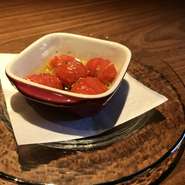 軽い一品で是非。トマトは焼くことで糖度と栄養価が高まります。繊維が壊れリコピンを摂取しやすくなるからです。ダイエット効果も高いトマト。※写真はハーフサイズ500円