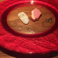 下関産フグをウィスキーの空樽でスモークしてあります。白ワインやシャンパーニュにぴったりです。合鴨は旨味と甘味が凝縮されており赤ワインやスモーキーなウィスキーと一緒にいかがでしょう？