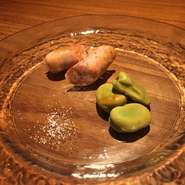 お通しは週替りですが最近は燻製が多いです。
7月いっぱいはカマンベール入りソーセージの燻製とそら豆の燻製です。
他にも面白い食材をこまめに燻製するので、どうぞお楽しみに。