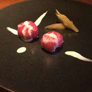 国産豚肩ロースの生ハムを手毬寿司にしました。シャリにはアップルビネガーを使い、自家製のわさびソースもホースラディッシュ風にマイルドにしてあります。
焼いた岩海苔と一緒にどうぞ！