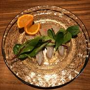 コース料理のカルパッチョです。
魚とドレッシングに使う果物は季節のものを使います。
写真は真鯛のカルパッチョのマーコットオレンジドレッシング。料理に合うお酒のペアリングもお任せ下さい。