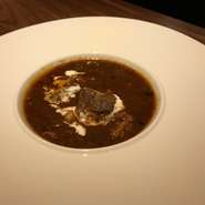 コース料理の肉料理はお店の自慢の一品、ギネス煮込み。本場アイルランドでインスパイアを受け、日本人の舌に合うよう味付けをしました。