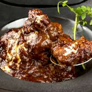 ギネスビールと野菜の水分のみで煮込み、ワインやモルトに合うスパイスの加減でバーならではのカレーに仕上げました。食べごたえがあるので肉料理として、もしくはソースとして生パスタに絡めても美味しい一品。