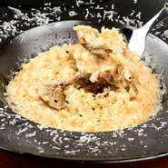 イタリアの松茸と称されるポルチーニ茸をふんだんに使い、マイルドなチーズと合わせリゾットにしました。少量でも用意できるので、小腹が好いたら是非オーダーを。