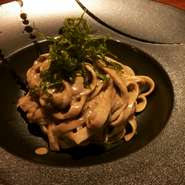 濃厚な蟹味噌の風味をマイルドなクリームソースにし、お酒の邪魔をしない上品な磯の香りでまとめました。
赤ワインや白ワイン、または塩っ気のあるウィスキーでも相性はいいです。