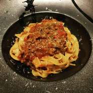 ひき肉ではなく牛肉の細切れを煮崩れるほど煮込んだ粗めのボロネーゼ。隠し味はバーならではのお酒を使い、レストランとはまた違ったアプローチをしております。好みでグラナダチーズをかけて召し上がり下さい。