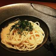 明太子の風味をより残す為に極力火を通さないよう仕上げております。クリームを使用しないので、当店のパスタでは一番さっぱりした味わいになっております。
大葉との相性は抜群です！