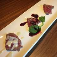 和牛のモモ肉を岩塩とハーブで揉み込み、硬くならぬよう丁寧に表明だけ焼き入れ、オーブンで短時間で焼く。しっとりと柔らかいお肉に合わせ赤ワインとカシスを使ったカシスソース、ワサビソース、岩塩で召し上がれ。