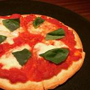 ローマ風のクリスピー生地に自家製のトマトソースと香り高いバジル、モッツァレラチーズを使った定番のピッツァ。女性お一人様でも召し上がれるボリュームなのでワインやビールのお供に是非。