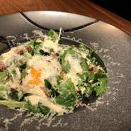 トリュフオイルで作った自家製シーザードレッシングは酸味控え目でコクのある味わいに。カリカリに焼いた角切りグアンチャーレの塩気と絶妙にマッチします。