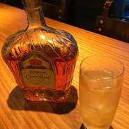 バーテンダーは意外と割って飲みます。割るというのは度数を下げて飲み易くする為ではなく、水やソーダを加えることで、お酒の個性や特徴を引き出す為です。プロの造る水割りとソーダ割りを是非試して下さい。