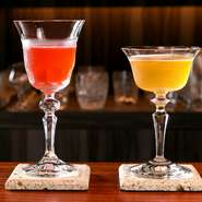 アルコールの強弱、味わいなど、一人一人に合わせてつくります。スタンダードからオリジナルまで調整するので、自分好みのカクテルに出会う楽しさがあります。