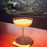 ブランデーとオレンジリキュールにフレッシュレモンで造るカクテル。ブランデーの持つ繊細かつ華やかな香り、オレンジやレモンの柑橘の爽やかな渋みと酸味が特徴。フワッとしたエレガントな仕上がりにします。