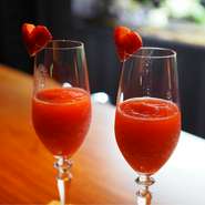 季節の果物を使ったカクテルも決まったものではなく、好みの味によって造るものを変えます。
苺でさっぱりめ、キウイで甘めなど遠慮なくお申し付けください。