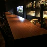 マスターの趣味である料理は自身が食べ歩き、美味しいと思ったものをbarのお酒に合うよう造っています。ウィスキーやワインの邪魔をせず、お酒が進む味付けに。1番人気はダントツでギネスカレーですが、女性のお客様にはパスタが好評です。他にもリゾットや自家製のローストビーフなど一手間かけたメニューが多数ございます。仕事帰りにでもお一人で気軽にどうぞ。お酒が苦手な方はノンアルコールカクテルもお造りします。