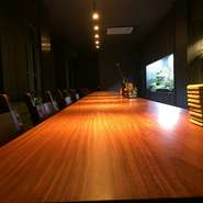 樹齢100年を超えるアサメラ材。
7mの長物はもう手に入らないと言われました。
重厚感ある無垢の一枚板。
経年と共に味わい深くなるのが特徴です。
庭園にも合うよう、木目が水面の波紋のような柄になっています。