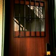 当店はアラカルトでもコースでも利用できるバーです。
予約を頂いた時に暗証番号を知らせる会員制のスタイルにすることで、雰囲気とサービスの質にこだわります。
店内奥には季節ごとに植え替える庭園があり、一枚板のカウンターにはわずか8席のみ。
こちらには基本2組様までのご案内としております。
1軒は知っておいて損はない、特別なバーです。