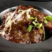 お酒に合う料理をそろえ、その味付けは、それぞれのお客様の好みに合わせて微妙に調整しています。それも大事なサービス、おもてなしだと考えています。