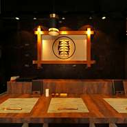 店内は、【KUSINAKA】の家紋風のロゴを飾ったカウンター席、竹をモチーフにしたホール、格子戸をアクセントにした個室と、それぞれのエリアで、個性ある和モダンな空間を楽しめるようにつくられています。
