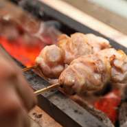 鶏の味わいは、その時々でデリケートに変わる。そのため、特定のブランドに限定せず、その時に最も旨い鶏を厳選、「火力・火持ち・香り」と三拍子そろった土佐備長炭で、鶏の旨さを引き出しながら、焼き上げます。