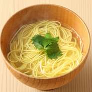 丁寧に掃除した鶏ガラを時間をかけて煮込み、透明で澄んだスープを抽出。このスープが、極細中華麺によく絡んで美味しい〆のラーメンです。