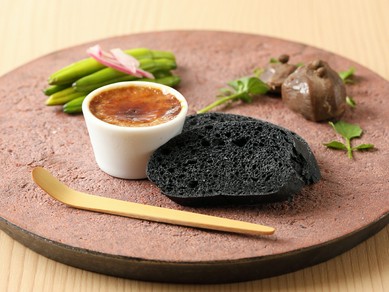 クリーミーなブリュレを自家製竹炭パンと『白レバーのブリュレ』