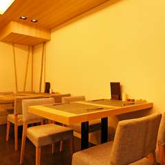 明るいテーブル席、壁面の竹のモチーフがアクセント