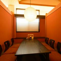 思い思いのスタイルでゆったりとくつろげる、掘りごたつ席の個室