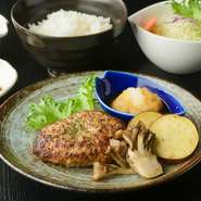 和牛100％の挽き肉でつくるハンバーグ。加賀レンコンを加えることで牛肉の濃厚な旨みはまろやかに、シャキっとした食感も楽しいハンバーグ。あっさりとしたおろしポン酢も美味しさの決め手です。