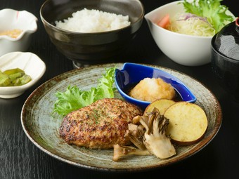 シャキシャキの食感が楽しい『特選和牛ハンバーグ』