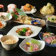 その日仕入れた季節の食材をふんだんに使ったコースメニュー。魚介はお刺身で新鮮ならではの食感を味わい、季節を感じる小鉢で野菜の旨みに舌鼓。地元の食材で富山の味を満喫できます。