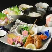 魚や肉、野菜をバランスよく食べることができる「御膳」。品数やボリュームはもちろん、組み合わせることで一皿ごとの旨みが増し、お腹も心も満足すること請け合いです。訪れる度に異なる料理を味わえるのも魅力。