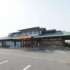 重厚な面持ちとあたたかな雰囲気を併せ持つ、街の食処【ふく富】