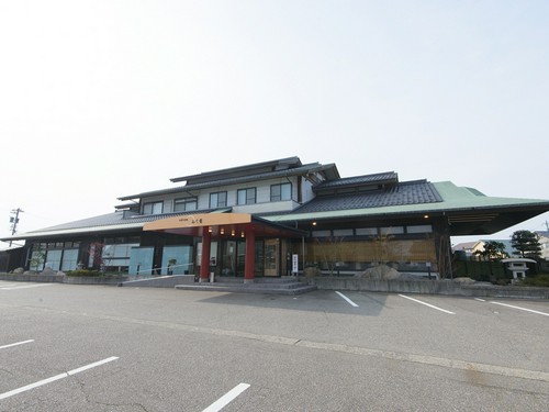 重厚な面持ちとあたたかな雰囲気を併せ持つ、街の食処【ふく富】