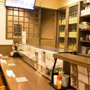 カウンター席があるので一人でも気軽に利用できます。日替わりメニューや今日のおすすめを聞き出せる特等席。焼き場では炎が上がる時もあり、ライブ感もたっぷりです。