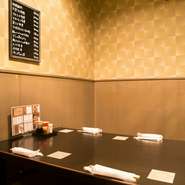 掘りごたつ座敷の半個室が3名～4名用、8名～10名用の2つ用意されています。空いていれば予約なしでも利用OK。周りを気にせずおしゃべりできるので、友人や大切な方との楽しいひとときにいかがですか。