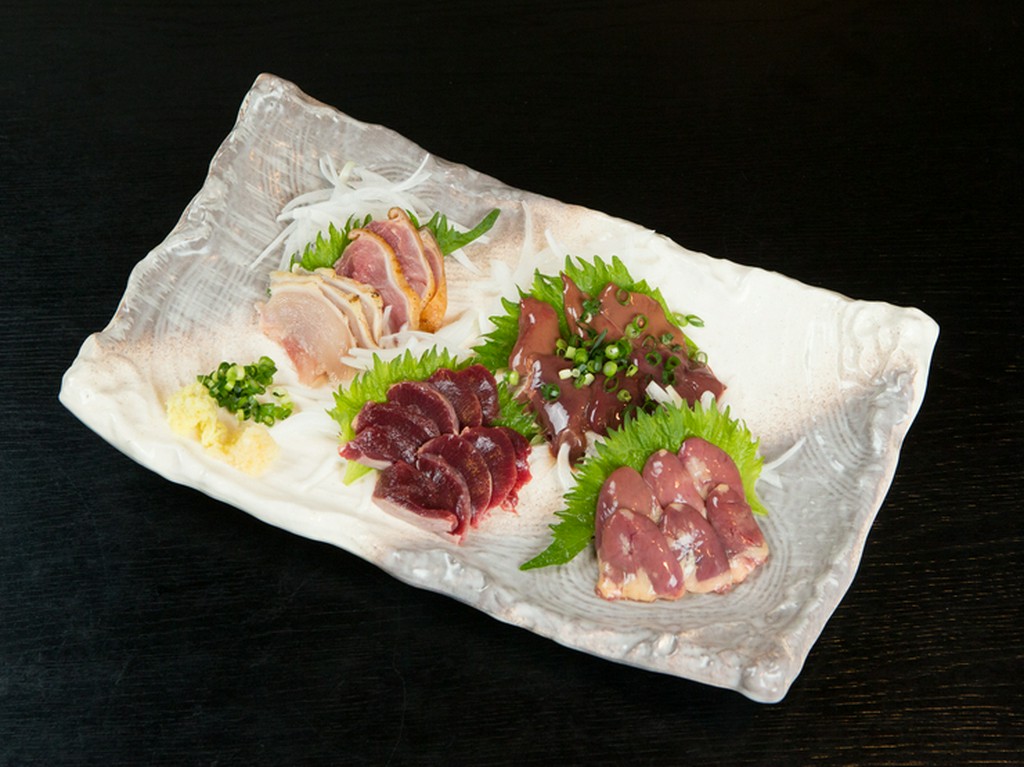 朝引き鶏を刺身で楽しむ贅沢『鶏刺盛合せ（大）』