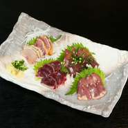 その日の朝に処理した、朝引き鶏の刺身。鶏の刺身自体は鹿児島ではよくありますが、内臓をいただける珍しいお店です。盛り合わせは、レバー、砂肝、ハツ、もも、むね。