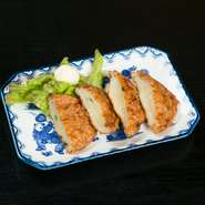 　屋久島からすり身を取り寄せ、お店で揚げているので、あつあつの揚げたて。普通のさつま揚げと違い、甘みのある何とも言えない歯応えです。キチキチ、モッチリ！　弾力が凄いので初めて食べる方はびっくりします。