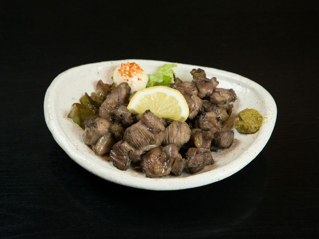 味わい深く、お酒の進む一品『鶏もも炭火焼（200g）』