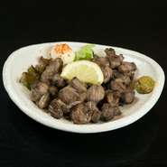 刺身でも食べられる新鮮な鶏のもも肉を塩のみで調味し、炭火でじっくりと焼き上げた逸品。柚子胡椒やマヨネーズに七味をぱらりと振ったものをちょっとつけて食べると格別の美味しさです。